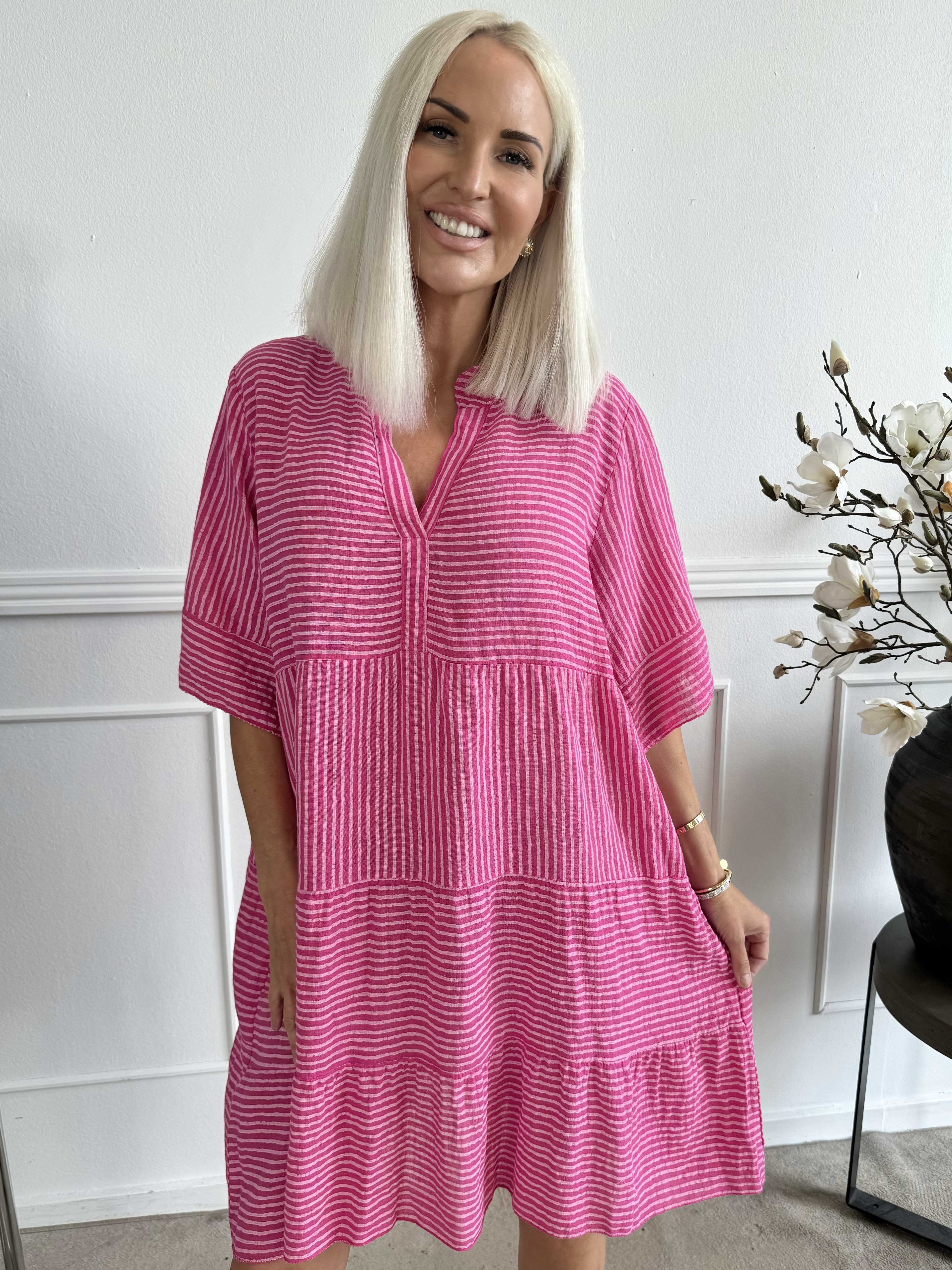 Jenni - Sød stripet bomuldskjole i hør lignende stof